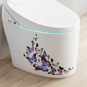 Détail des stickers muraux papillon 3D colorés sur le côté d'un WC moderne