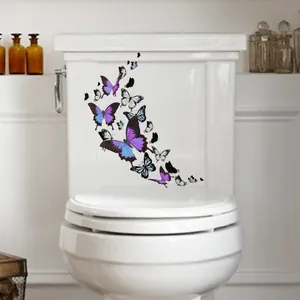 Stickers papillons colorés en violet et bleu sur réservoir de toilettes blanc chic