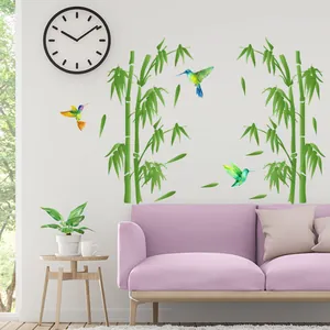 Vinilo decorativo de bambú y colibríes en una pared de salón de estilo minimalista