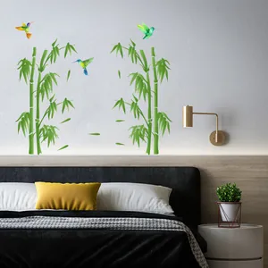 Vinilos decorativos con bambú verde y colibríes sobre el cabecero de una cama moderna