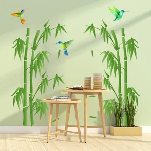 Vinilos decorativos de bambú con colibríes coloridos en un salón moderno minimalista