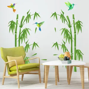 Vista detallada de pegatinas de pared de bambú y colibríes coloridos para decoración casa