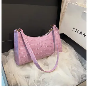 Détail du sac à bandoulière violet clair à motif crocodile et fermeture dorée