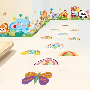 Detail van regenboog genummerde vloerstickers en dierenmuurstickers in kinderkamer