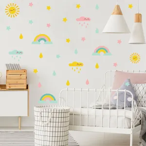 Detail von pastellfarbenen Regenbogen- und Wolken-Wandstickern in einer gemütlichen Kinderzimmer