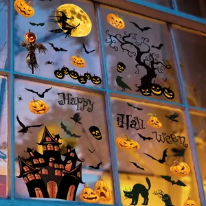 Fensterdekoration mit schwarzen Fledermaus-Hexen-Silhouetten und Kürbis-Aufklebern