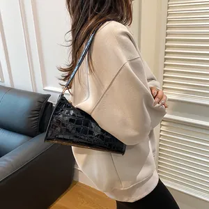 Sac baguette noir à motif crocodile élégant pour un style minimaliste et quotidien