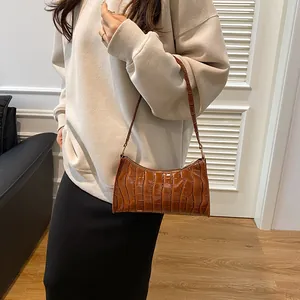Sac baguette vintage marron à motif crocodile, sac à bandoulière minimaliste pour femme