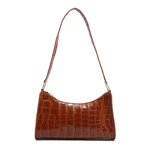 Sac sous le bras marron motif crocodile au design croissant avec finitions dorées