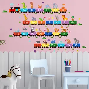 Dettaglio di adesivi murali treno alfabeto con animali colorati su parete rosa bimbi