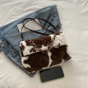 Sac bandoulière en peluche matelassé à motif vache avec chaîne et sangle marron