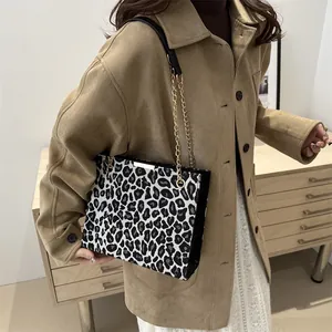 Sac fourre-tout tendance à imprimé léopard avec chaîne dorée dans un cadre élégant