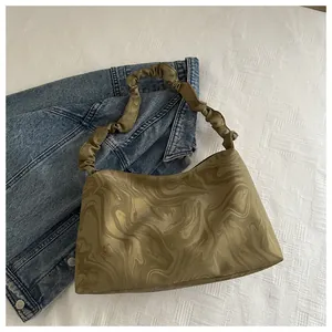 Vue détaillée du sac nuage vert olive à motif marbre avec bandoulière plissée mode