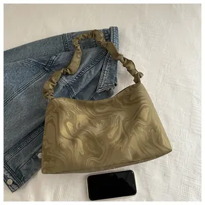 Détail du sac cabas vert olive à motif marbré avec bandoulière froncée unique