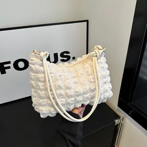 Sac à main blanc à texture bulle avec anneaux métalliques et fermeture éclair chic