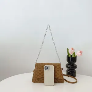 Borsa a tracolla marrone vintage con motivo M e catena con smartphone per scala