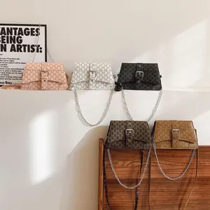 Borsa a tracolla vintage con monogramma M in cinque diversi colori eleganti