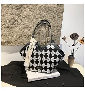 Dettaglio della borsa hobo con motivo a rombi bianco e nero e nastro Chia'2nd