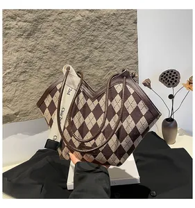 Dettaglio della borsa tote retrò che mostra il tessuto strutturato e le finiture in pelle