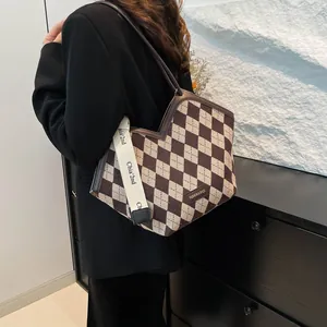 Borsa tote retrò con motivo a rombi e ampi spallacci in un interno moderno