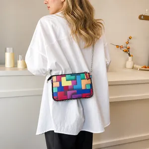 Modische bunte Patchwork-Umschlagtasche mit bunten Perlen und einer langen Metallkettenriemen