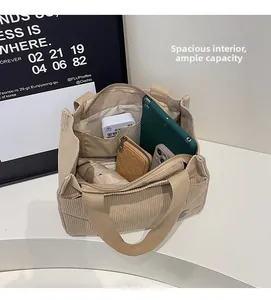 Vue intérieure montrant la grande capacité de rangement de ce sac en velours côtelé