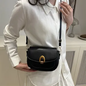 Sacoche selle classique en cuir noir avec boucle dorée pour des tenues élégantes