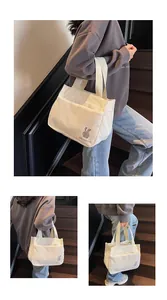 Détail du sac cabas en velours côtelé crème avec broderie lapin mignonne et poche latérale