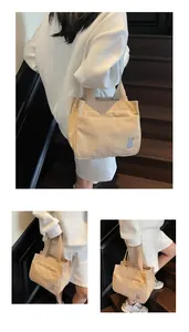 Détail du sac cabas en velours côtelé beige avec broderie lapin et texture côtelée
