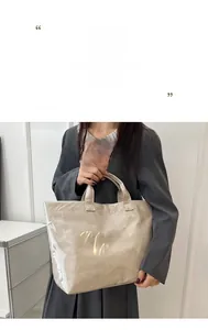 Vista dettagliata della borsa tote in tela beige e PVC con manici alla moda