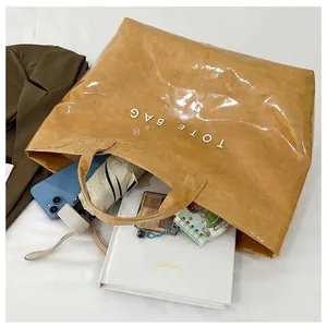 Grande borsa tote gialla lucida che mostra la capienza con ombrello e oggetti vari