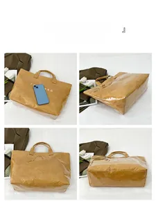 Vista dettagliata da quattro angolazioni della borsa tote in PVC e carta con riferimento misura