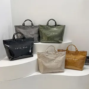 Grands sacs cabas en PVC imperméables en cinq couleurs avec texture brillante plissée