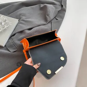 Feloveranje vierkante schoudertas van PU-leer met magnetische flap en gouden accenten