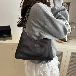 Bolso bajo el brazo plisado gris oscuro con textura vertical y correa de cuero negro