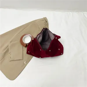 Grand sac fourre-tout en velours bordeaux avec clous dorés et anse en perles élégante