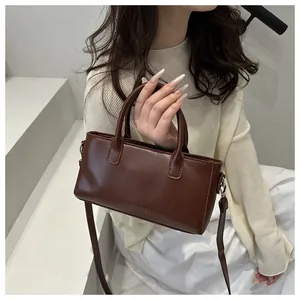 Dettaglio della borsa in pelle testa di moro con logo fashion e doppi manici tondi