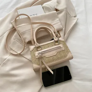 French retro woven straw crossbody bag with faux leather拼接 and elegant fringe details