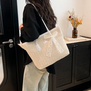 Grand sac cabas en paille avec nœud en dentelle et anses en cuir pour les vacances d'été