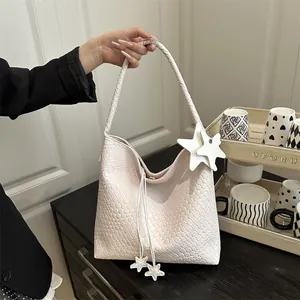 Sac Fourre-tout de Mode en Cuir PU Tissé pour Femmes Grande Capacité Sac à Épaule Hobo Avec Breloque Étoile Sac à Main Seau Rétro