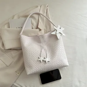 Sac cabas tressé blanc crème avec breloques étoiles et cordon de serrage chic