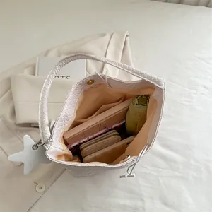 Grand sac cabas tressé crème montrant l'intérieur spacieux avec accessoires et étoile