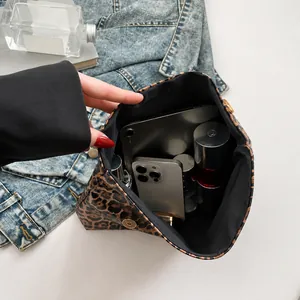 Vue détaillée du grand sac léopard avec fermeture magnétique et intérieur spacieux