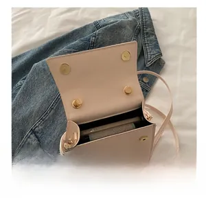 Vue intérieure d'un sac carré en cuir rose montrant la capacité pour téléphone