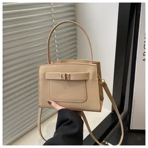 Dettaglio della borsa beige in pelle Saffiano con elegante chiusura a scatto dorata