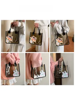 Détail de sacs fourre-tout en PVC transparent avec imprimés de ours et lapin de dessin