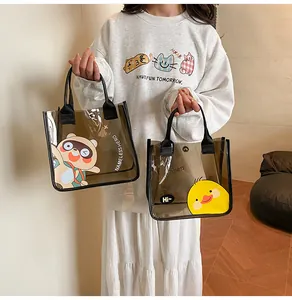 Dettaglio delle borse tote in PVC marrone trasparente con stampe cartoon e bottone