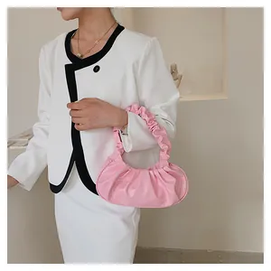 Detail der rosa gerafften Cloud Bag mit weicher Faltentextur und stilvollem Schulterdesign