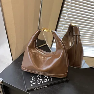 Sac Hobo Vintage en Cuir PU Ciré pour Femmes Retro Sac Croissant sous le Bras Chic Boucle en Métal Sac à Main Mode
