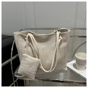 Detail van visgraat geweven shopper met geknoopte touwhandvatten en bijpassende pouch